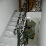 арт. № 16. Изящная мраморная лестница из белого мрамора Bianco Carrara. Плинтус вдоль стены повторяет очертания лестницы.