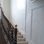 Лестница из тёплых тонов бежевого цвета мрамор Crema Marfil. Плинтус по стене одиночный.