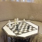 Мраморный столик, со встроенной шахматной доской. Цена 25000 рублей