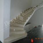 арт. № 136. Поворотная мраморная лестница изготовлена из мрамора Crema Marfil