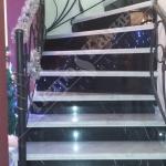 арт. № 144. Мраморная лестница с забежными ступенями, выполнена в сочетании двух цветов мрамора: ступени Bianco Carrara, подступени  Negro Markuina