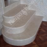 Мраморная лестница, состоящая из трёх пригласительных ступеней, выполнена из мрамора бежевого цвета Crema Marfil