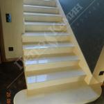 Классическая мраморная лестница изготовлена из мрамора Crema Marfil
