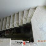 Мраморная лестница с площадкой и плинтус по ступени, изготовлена из мрамора Afion 