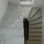 Бетонная лестница имеет две пригласительные ступени и далее забежные ступени